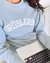 "Grüblerin" Rundhals-Sweatshirt â€?Alles wird gut.