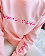 "Immer am Grübeln." Rundhals-Sweatshirt â€?Gedanken sind keine Tatsachen.