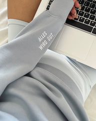 "Grüblerin" Rundhals-Sweatshirt â€?Alles wird gut.