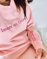 "Immer am Grübeln." Rundhals-Sweatshirt â€?Gedanken sind keine Tatsachen.