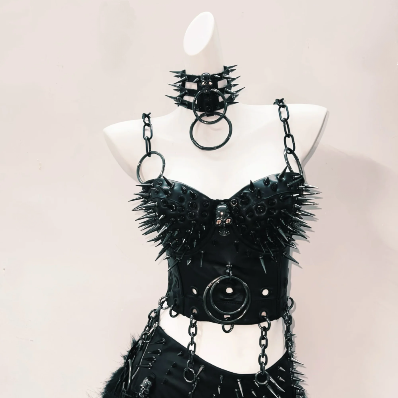 Rivet skull applique o ring cami top