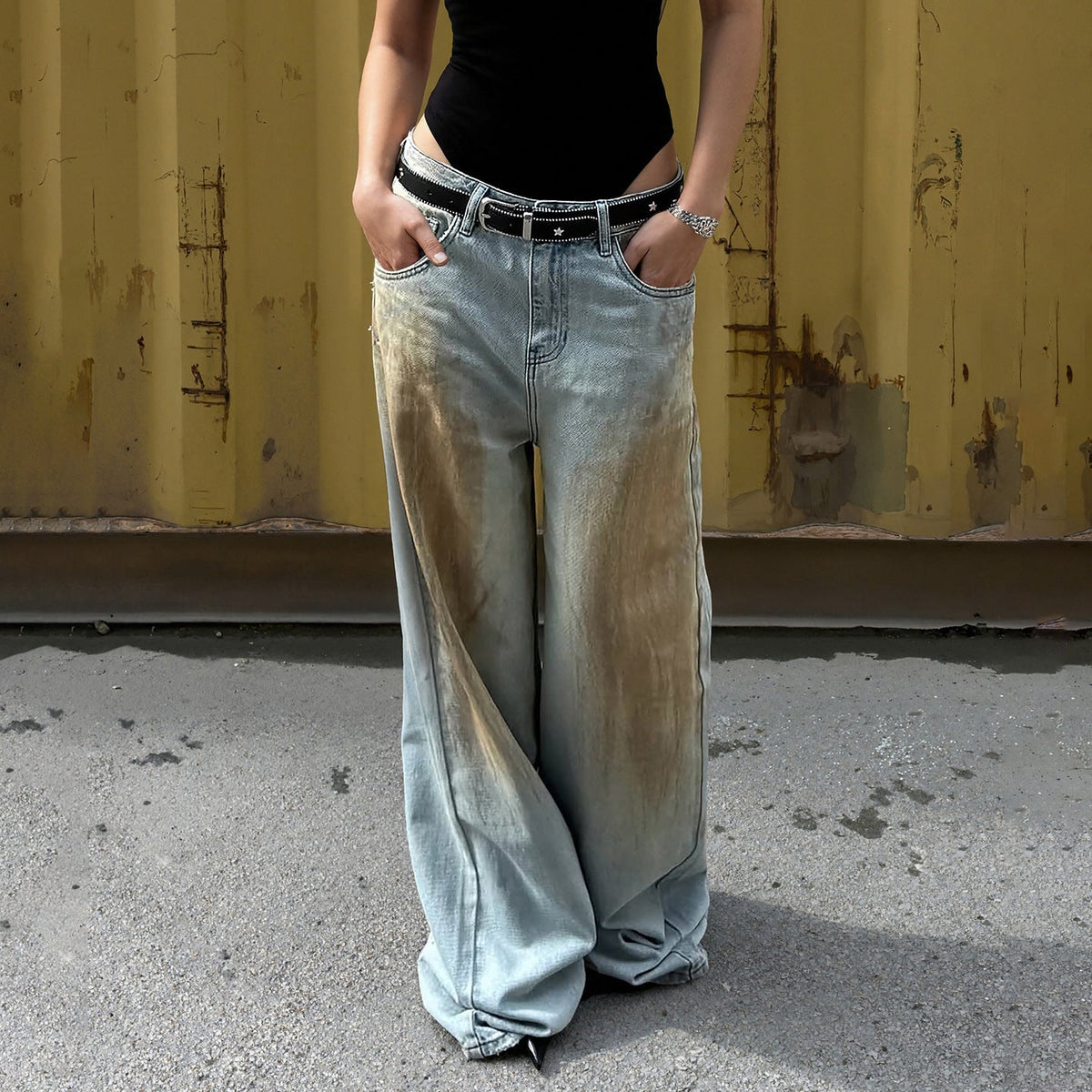 Pocket button medium rise jeans