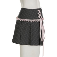 A line pleated lace hem zip-up ribbon mini skirt