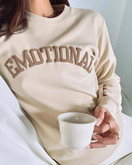 "Emotional" Rundhals-Sweatshirt â€?Und das ist okay.
