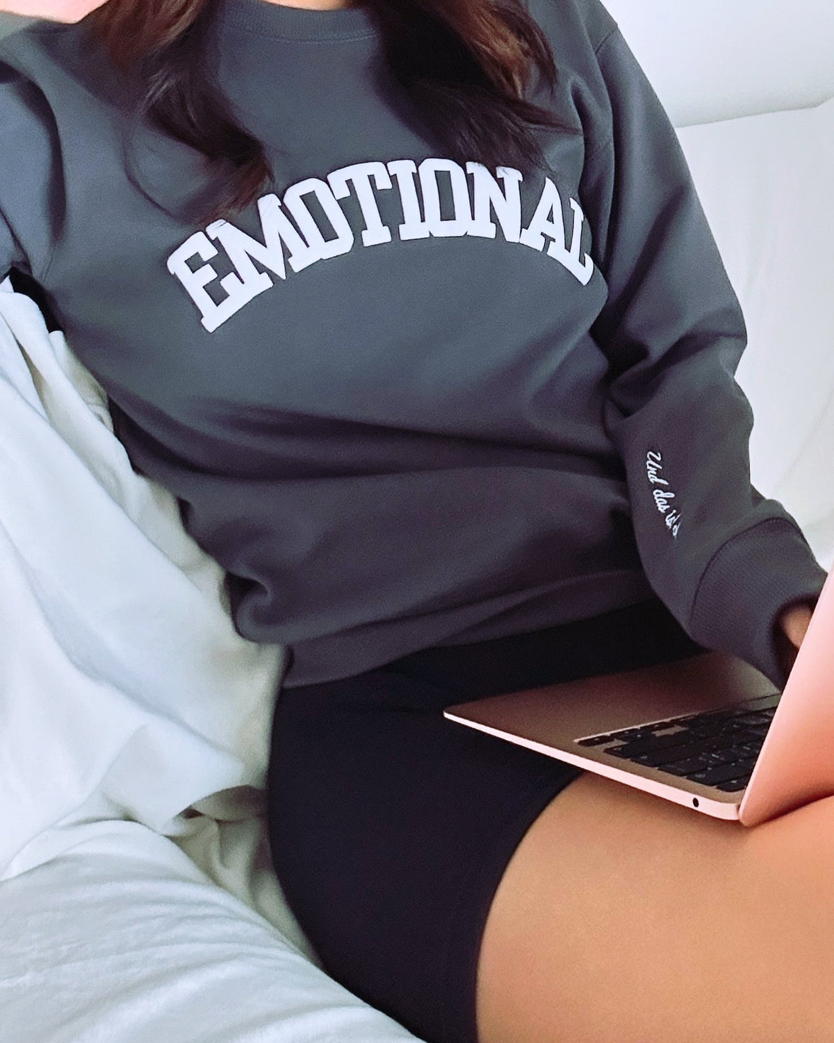 "Emotional" Rundhals-Sweatshirt â€?Und das ist okay.