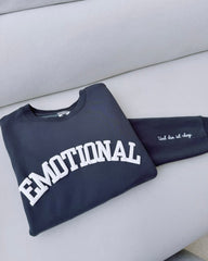"Emotional" Rundhals-Sweatshirt â€?Und das ist okay.
