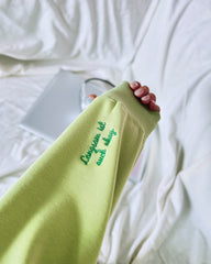 "Müde (aber ich gehe weiter) " Rundhals-Sweatshirt - Langsam ist auch okay.