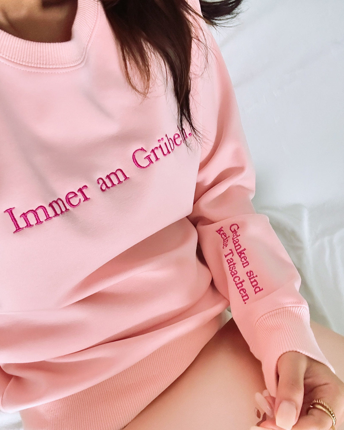 "Immer am Grübeln." Rundhals-Sweatshirt â€?Gedanken sind keine Tatsachen.