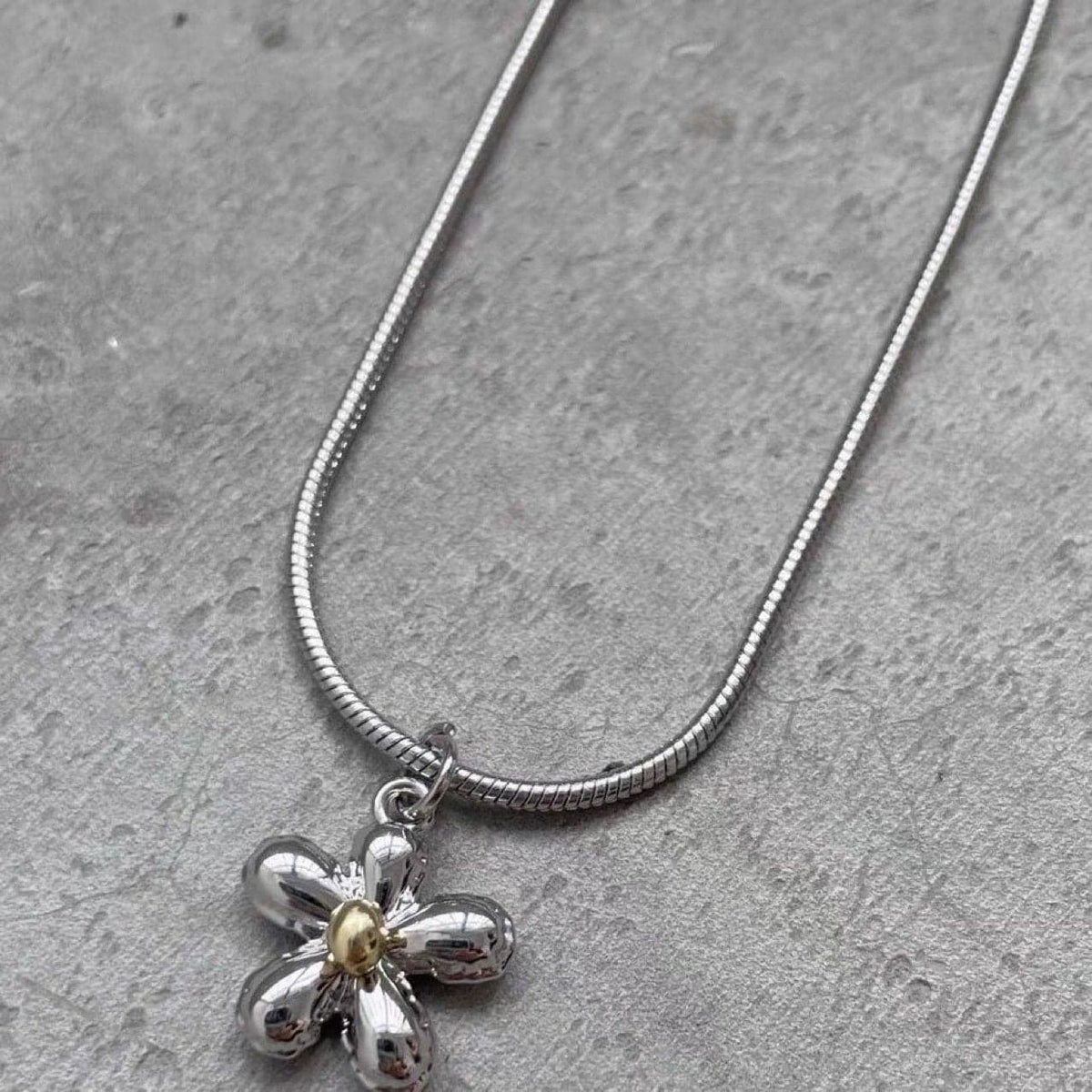 Metal chain flower pendant necklace